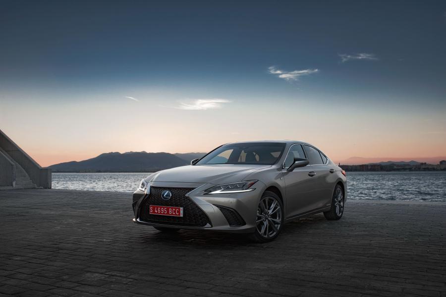  Lexus ES300h F-Sport 2018 года  (WW) (фото 38 из 46)